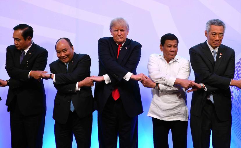 Trump se rió, cruzó los brazos y saludó correctamente a sus acompañantes.(The Associated Press)