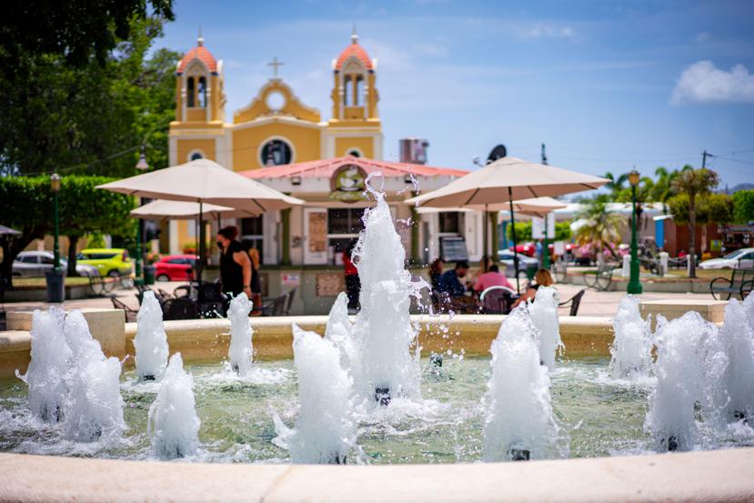 En el casco urbano, la plaza pública y la Parroquia San Antonio de Abad construida en 1703, al fondo.