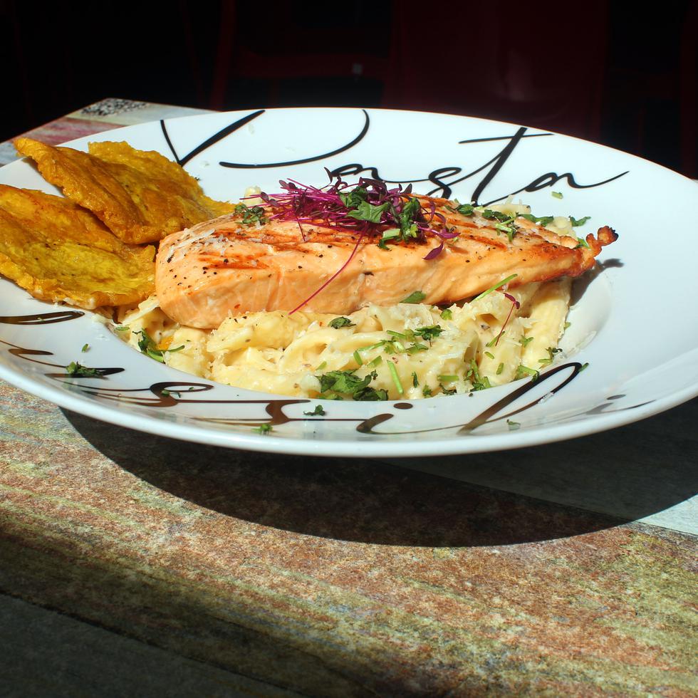 Salmón sobre una camada de pene pasta con salsa blanca de Hollywood Bar and Grill en Corozal. (Foto: Glorimar Muñoz)