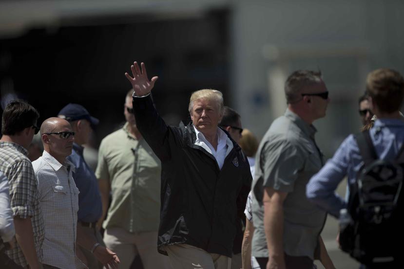 Donald Trump en su visita a Puerto Rico tras el paso del huracán María. (GFR Media)