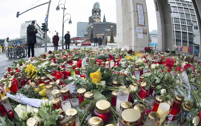 Decenas han dejado flores y velas en el lugar del ataque en memoria de las víctimas. (EFE)