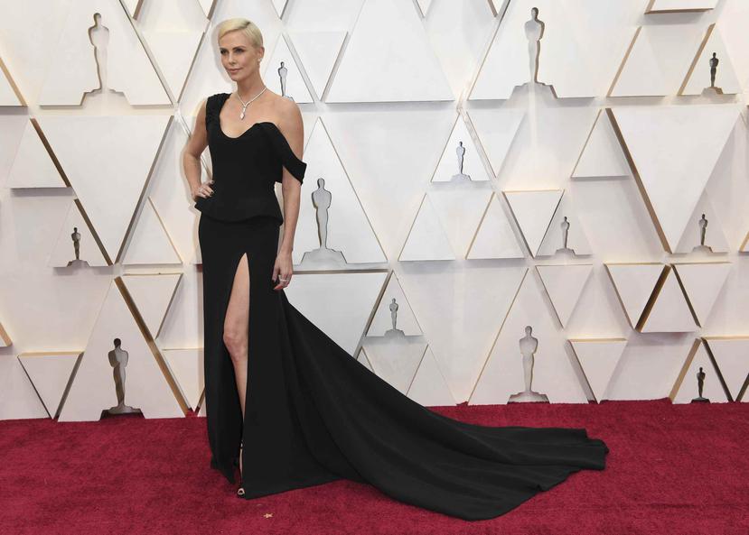 Charlize Theron al llegar a los Oscar. (AP)