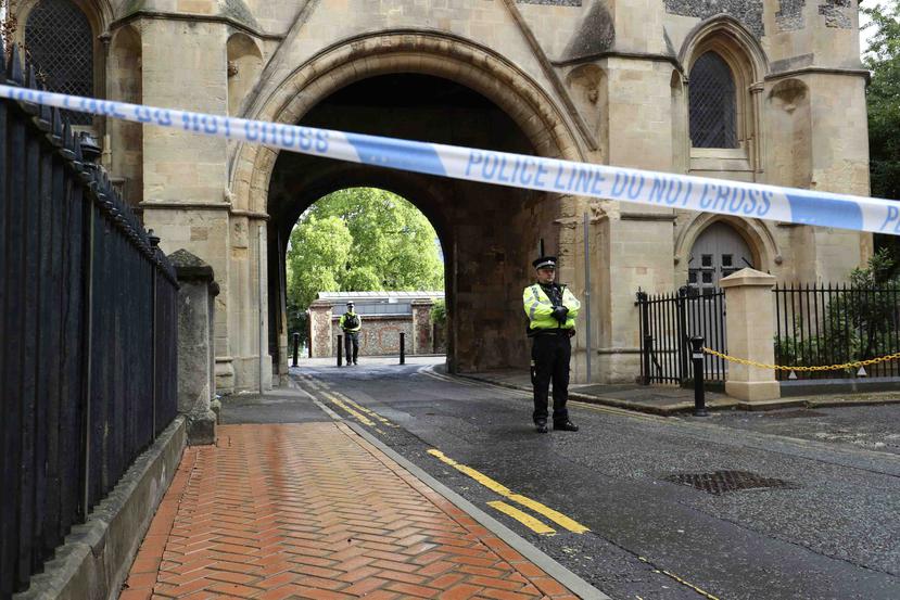Policías montando guardia en el acceso al parque Forbury Gardens en Reading tras un ataque con arma blanca la tarde anterior. (AP)
