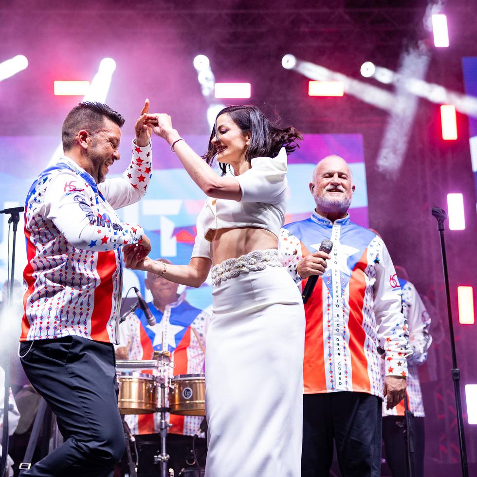 Dayanara Torres bailó en tarima junto con los integrante de El Gran Combo.
