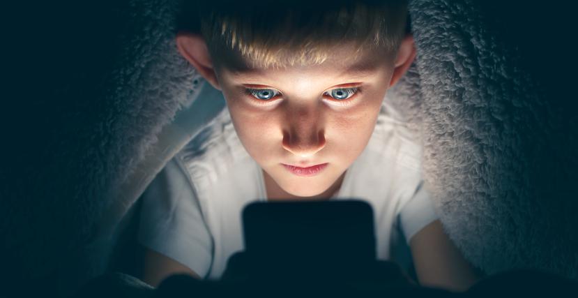 El uso excesivo del teléfono inteligente podría hacer daño al desarrollo del cerebro en los niños y jóvenes.