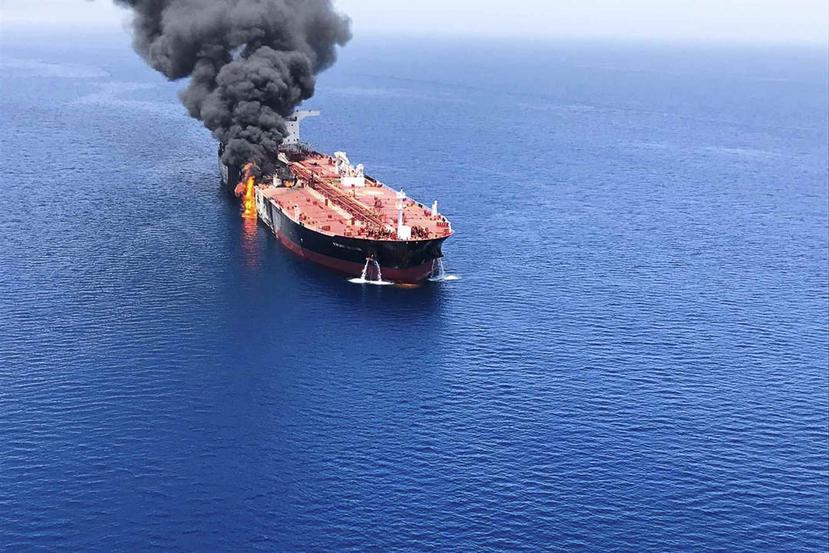 El barco en llamas en el golfo de Omán. (AP)