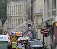 Momento en que los bomberos atendían la emergencia en la capital de Francia.