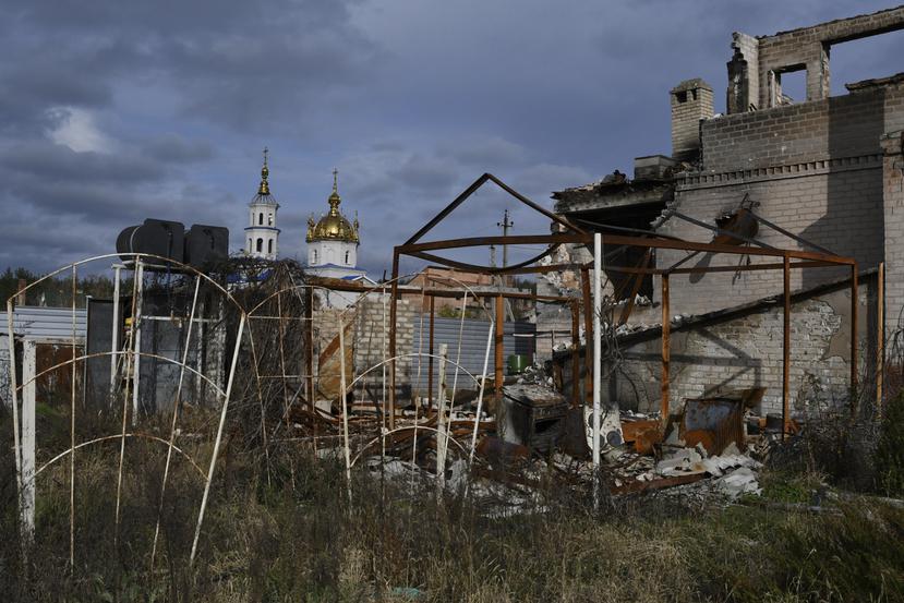 Una vista de los edificios dañados por los bombardeos con una iglesia ortodoxa al fondo en el pueblo liberado de Shchurove, región de Donetsk, Ucrania.
