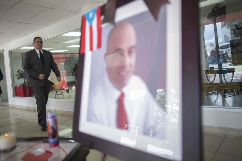 Una foto de Héctor Ferrer en la sede del PPD y al fondo el presidente electo del partido, Aníbal José Torres.