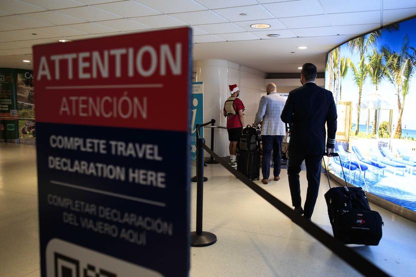 La orden ejecutiva vigente establece que toda persona que llegue a los aeropuertos en Puerto Rico tiene que llenar la declaración de viajero.