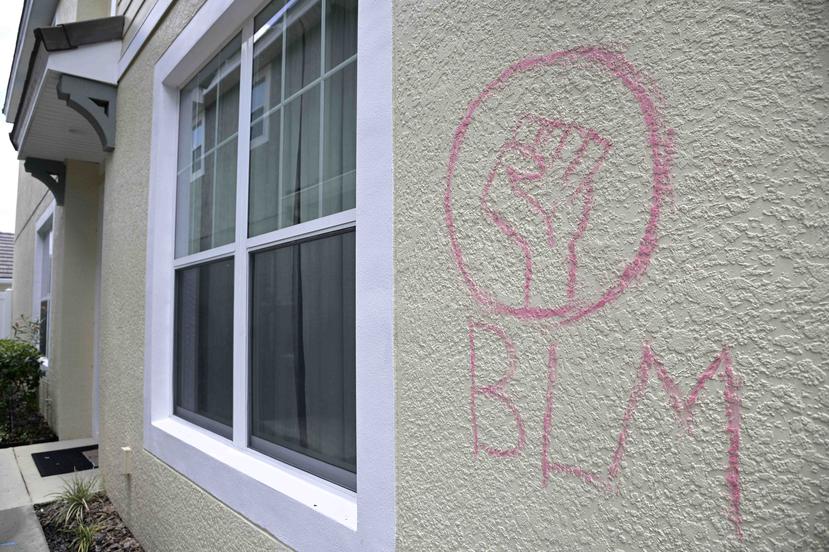 Los policías dicen que vieron a las dos mujeres cuando arrojaron la pintura en la puerta de la vivienda. (AP/Phelan M. Ebenhack)