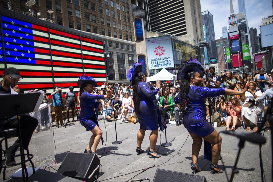 De izquierda a derecha, Selena Quinn, LaVon Fisher-Wilson y Traci Coleman actúan durante un evento gratuito al aire libre organizado por The Broadway League en Times Square.