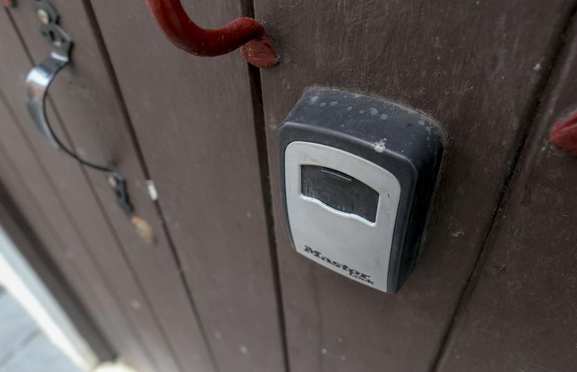 Airbnb aconseja a los anfitriones instalar una caja de seguridad con llave o una cerradura inteligente con un teclado para ofrecer auto check-in y evitar el contacto en persona.