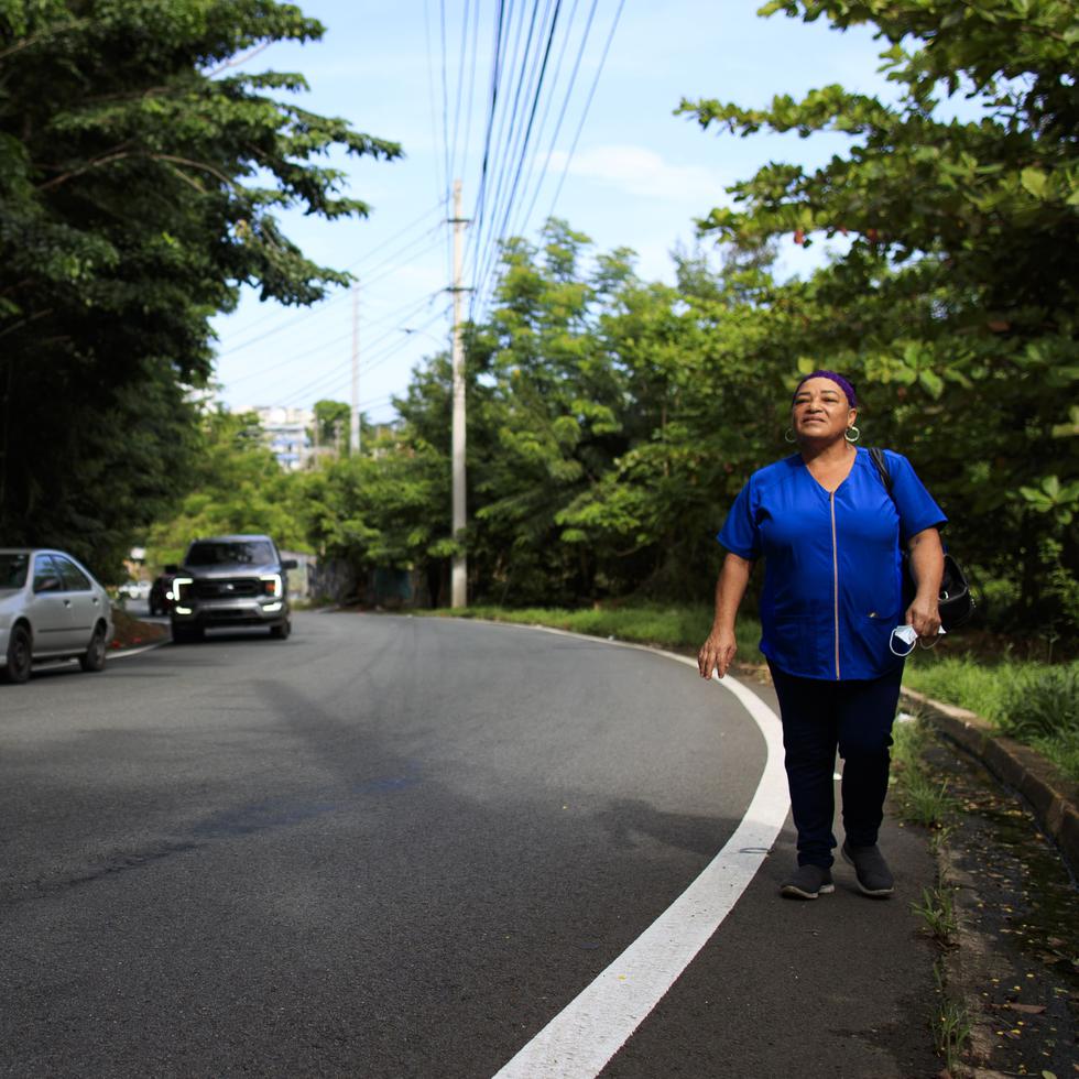 Lourdes Ramos, residente de Monacillo, y quien camina por una vía sin aceras para llegar hasta la estación del Tren Urbano en Las Lomas para llegar a su trabajo como enfermera.
