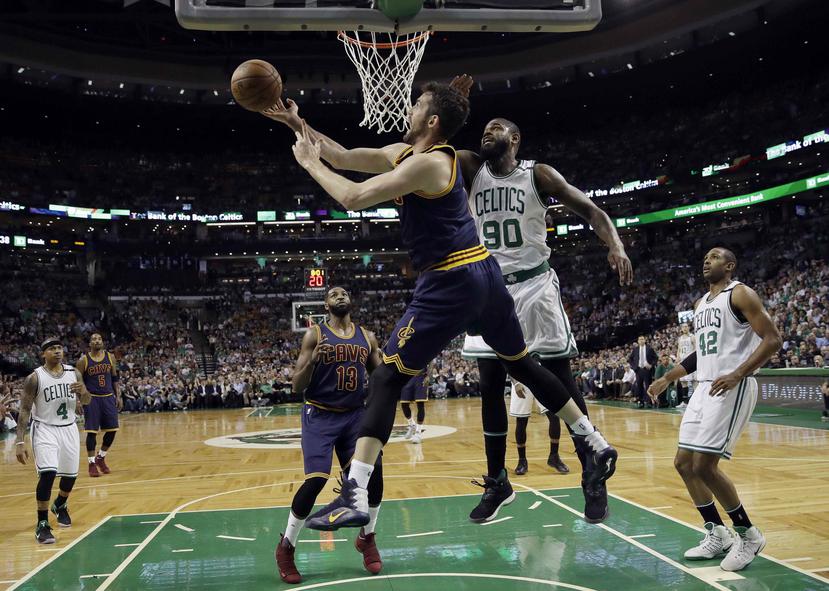 Kevin Love se apresta a anotar un canasto ante la defensa de Amir Johnson, de los Celtics de Boston. (AP / Charles Krupa)