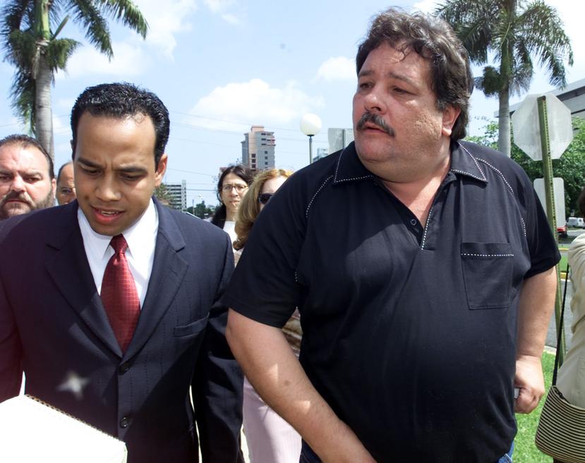A la derecha, Fernando Toledo, exsecretario de Agricultura, a su llegada al Tribunal federal para entregarse a las autoridades el 28 de abril de 2003.
