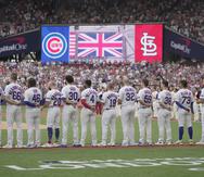 Jugadores de los Cachorros de Chicago se alinean durante la ceremonia de los himnos de Estados Unidos e Inglaterra previo al partido de béisbol en contra de los Cardenales de San Luis, el sábado 24 de junio de 2023, en Londres
