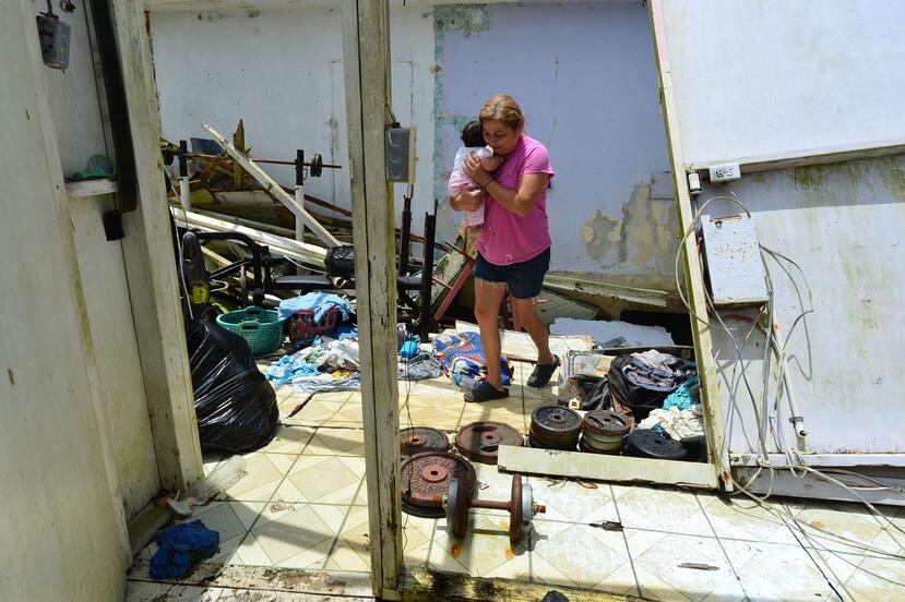 En la foto, Esther Cruz muestra cómo quedó su hogar en Cayey, el pasado 17 de abril de 2018.