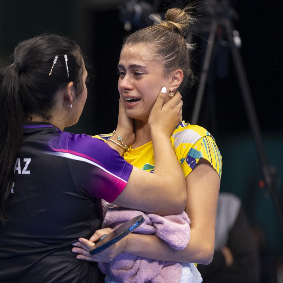 Adriana Díaz consuela a Bruna Takahashi tras la final individual de los Juegos Panamericanos.