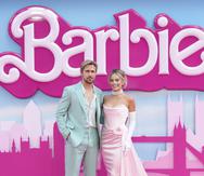 Ryan Gosling y Margot Robbie posan para los fotógrafos a su llegada al estreno de la película "Barbie" en Londres, el 12 de julio de 2023.