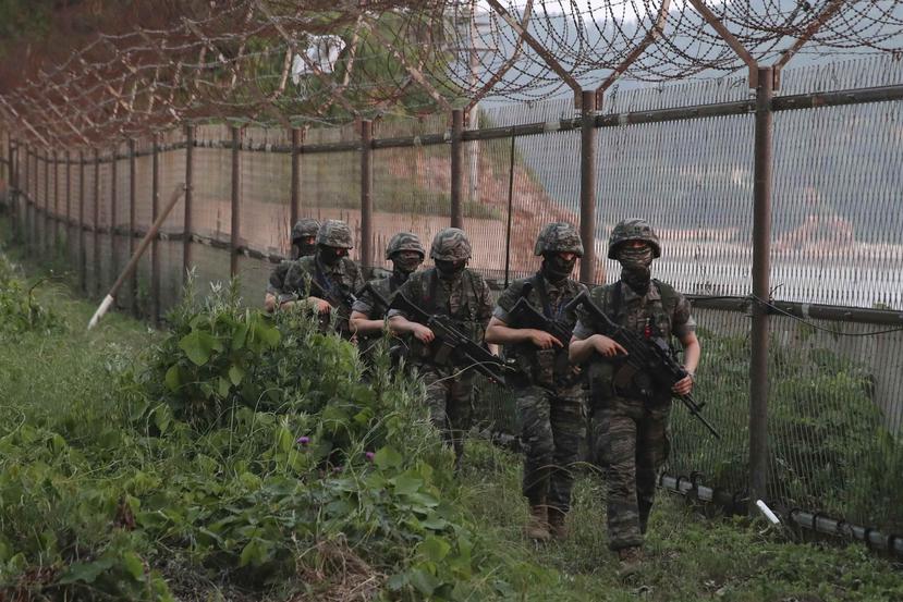 Soldados surcoreanos vigilan la isla de Yeonpyeong, en Corea del Sur. (AP)
