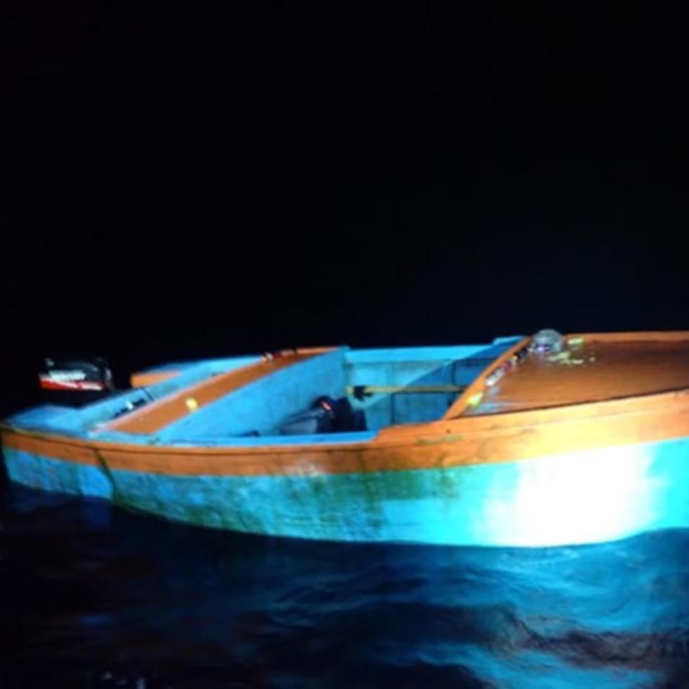 Imagen suministrada por la Guardia Costera de la embarcación que transportaba a unas 36 personas dominicanas por el canal de la Mona.