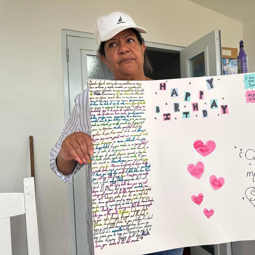 La madre de Tanaisha de Jesús Curet, Maribel Curet Vázquez, muestra el cartel que hizo su hija para celebrar el cumpleaños de su mejor amiga Nahia Paola Ramos López. Ambas fueron asesinadas este martes en Piñones.
