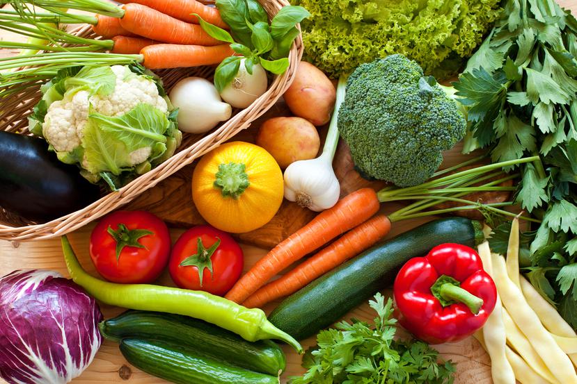 Las personas que padecen fibrosis deben de consumir verduras coloridas y brillantes, entre más verduras de diversos colores añadan a su dieta mucho mejor.  (Shutterstock)