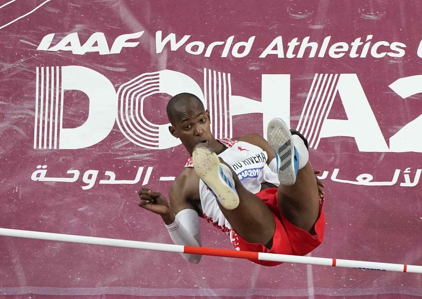 Luis Joel Castro intenta un salto durante la final del viernes en Doha, Catar. (AP)