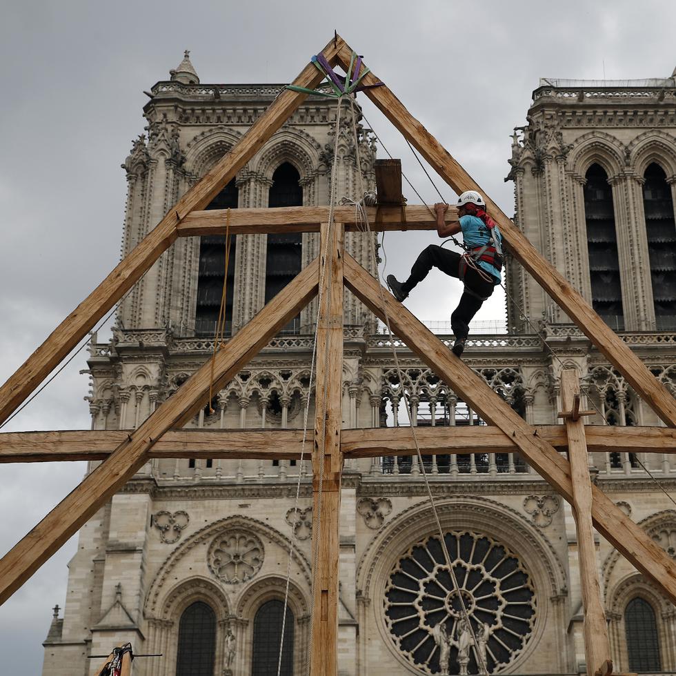 Un carpintero trabaja en la catedral de Notre Dame de París, Francia. (Archivo)