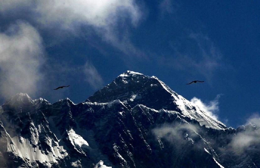 La cima del Monte Everest alcanza los 8,848 metros (29,028 pies) sobre el nivel del mar. (AP)