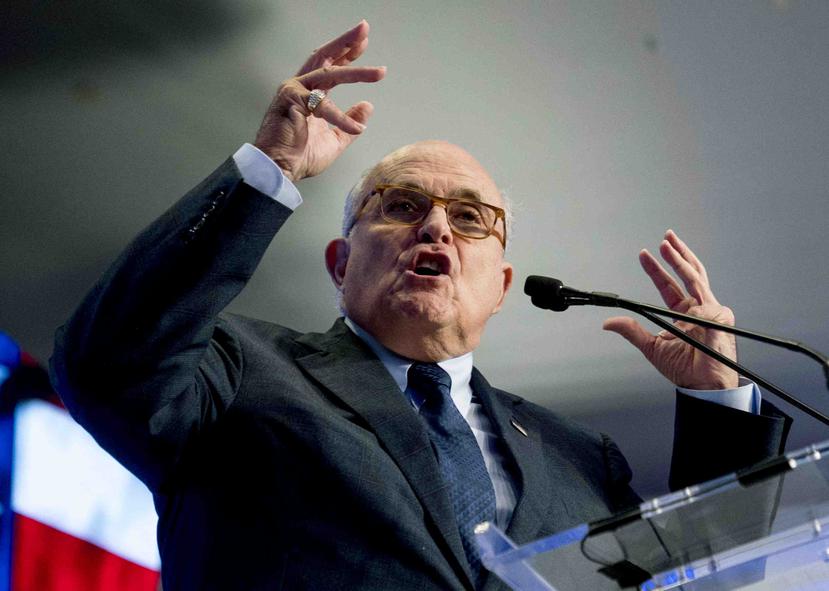 Rudolph Giuliani lanzó la acusación falsa de que fue Ucrania la que se entrometió en las elecciones del 2016. (AP / Andrew Harnik)