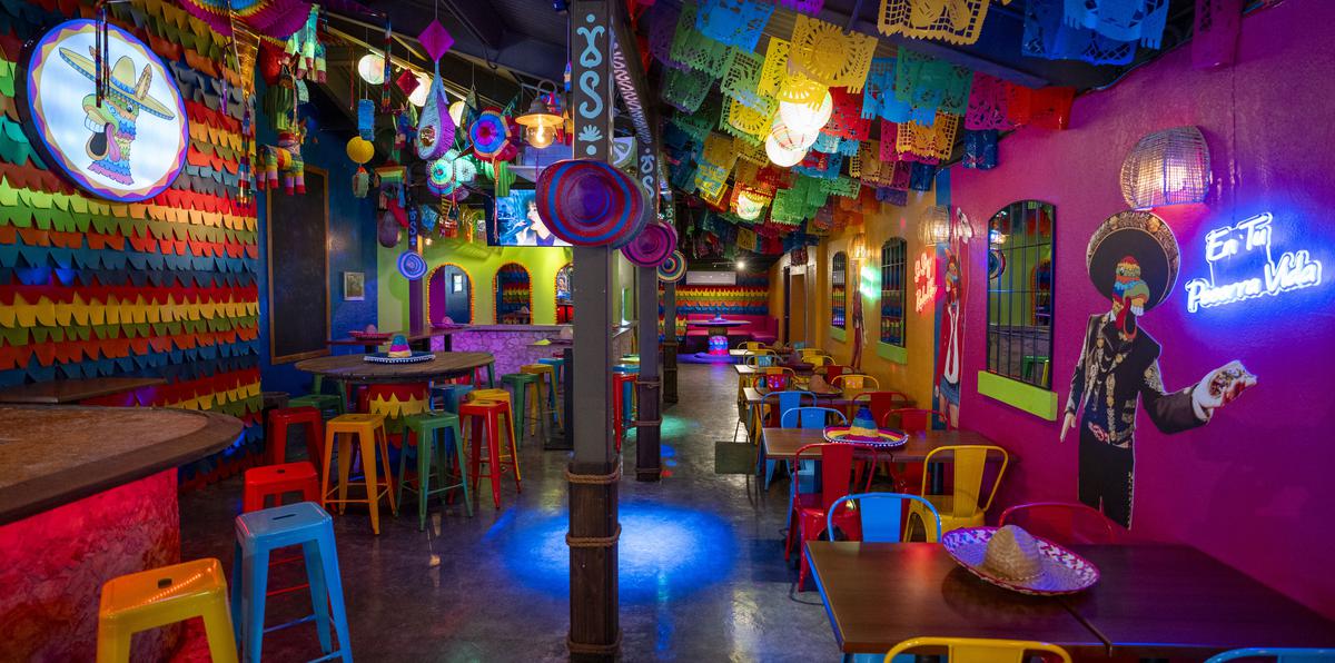 El valor agregado de La Pachanga es la fiesta, elemento que el nuevo local en Dorado refleja desde que un cliente entra al lugar. 
