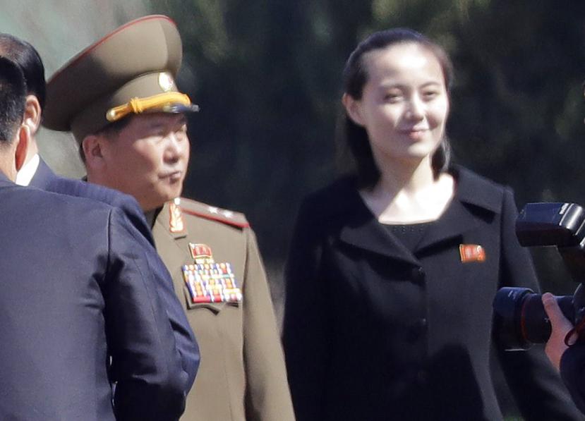 Kim Yo Jong (derecha) es fotografiada durante la inauguración oficial del complejo residencial de Ryomyong, en Pyongyang, Corea del Norte. (AP / Wong Maye-E).