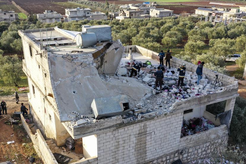 Varias personas inspeccionan una casa destruida tras un operativo militar de Estados Unidos en la aldea siria de Atmeh, provincia de Idlib.