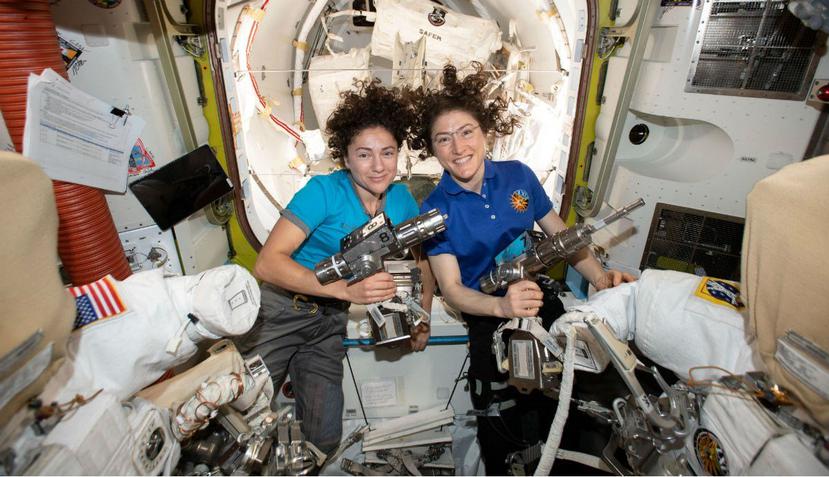Las astronautas Jessica Meir y Christina Koch, durante la preparación de los trajes espaciales y las herramientas que usarán en su primera caminata espacial (EFE).