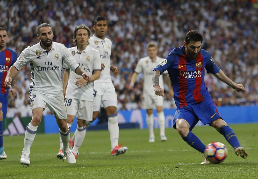 Lionel Messi (derecha) del Barcelona remata a gol en el partido contra Real Madrid en la liga española. (AP / Francisco Seco)