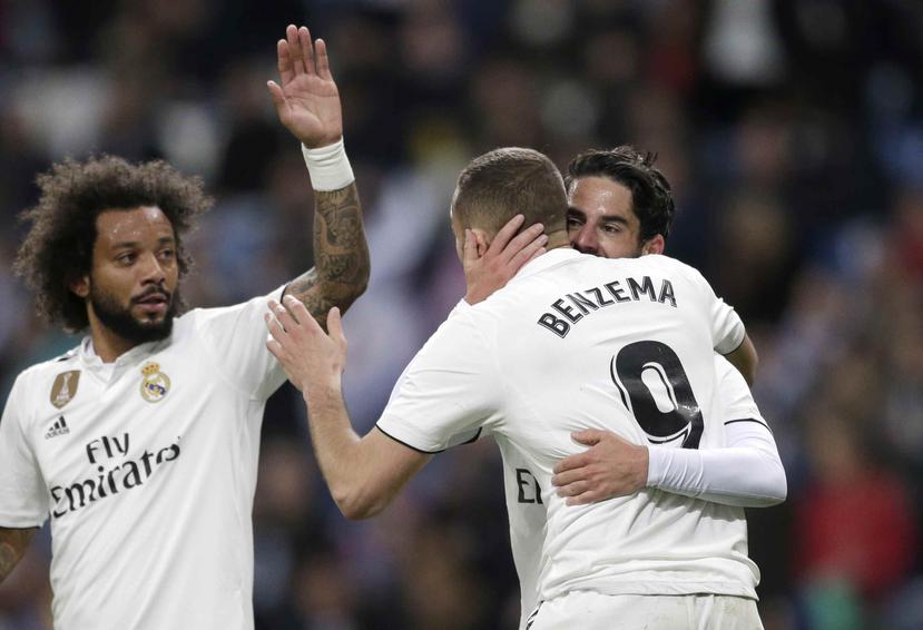 Los jugadores Isco (derecha), Karim Benzema y Marcelo (izquierda) celebran tras anotar un gol para su equipo durante el partido de la Liga española. (AP/Bernat Armangue)