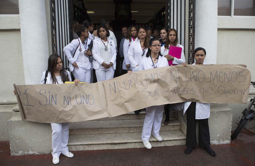 Médicos despliegan un cartel en la entrada del hospital Padre Billini durante el paro nacional convocado por el Colegio Médico dominicano (EFE).