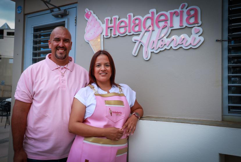 Rosalyne Santana Vega y Jose G. Soto son los propietarios de la Heladería Adonai en Hormigueros.