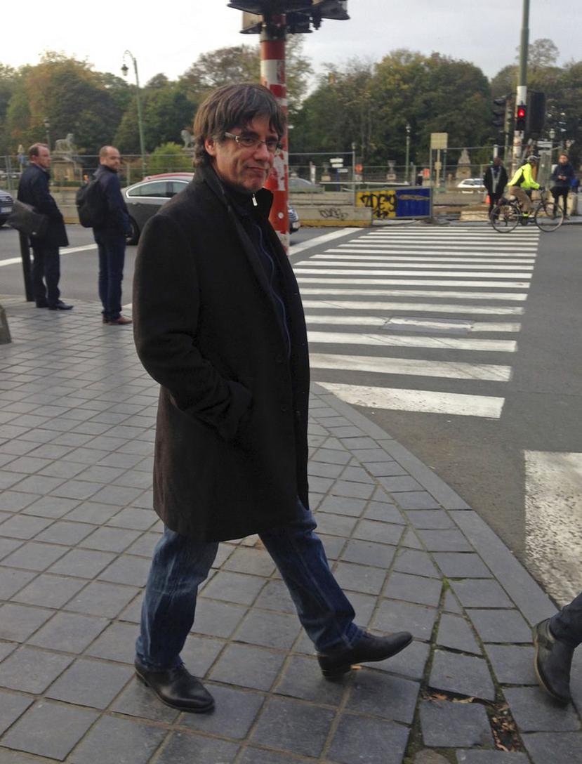 Puigdemont camina por las ciudad de Bruselas (AP).