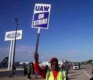 La huelga se inició el 15 de septiembre con paros en tres plantas de montaje de vehículos de los Tres Grandes de Detroit, como se conoce a GM, Ford y Stellantis.
