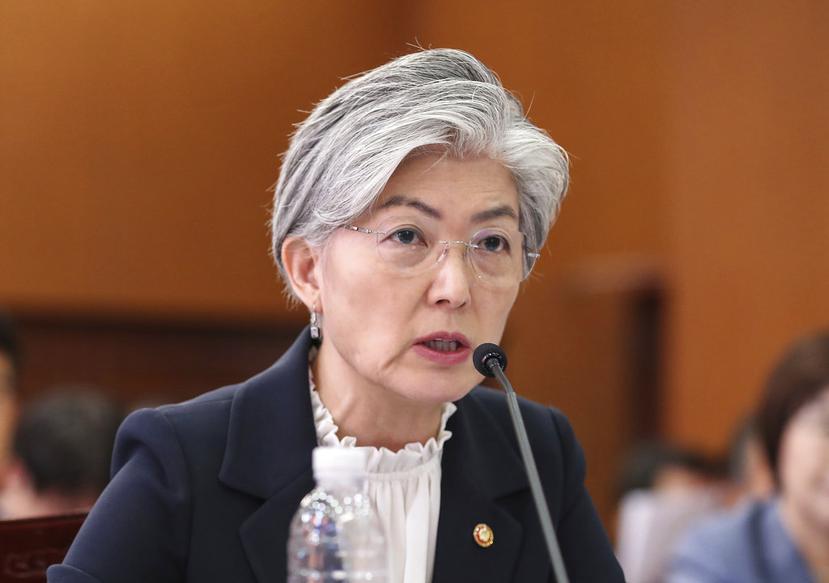 La ministra surcoreana de Exteriores, Kang Kyung-wha, habla ante la Asamblea Nacional en Seúl. (Hwang Kwang-mo / Yonhap via AP)