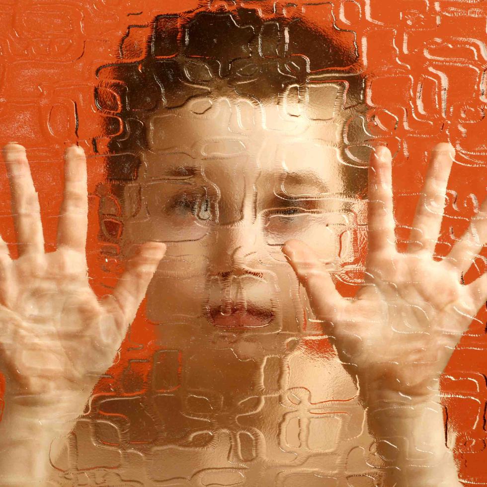 El desorden del espectro de autismo se manifiesta en dificultades persistentes en la comunicación e interacción social en diversos contextos y por conductas restrictivas y repetitivas de comportamiento, intereses o actividades. (Foto: Shutterstock.com)