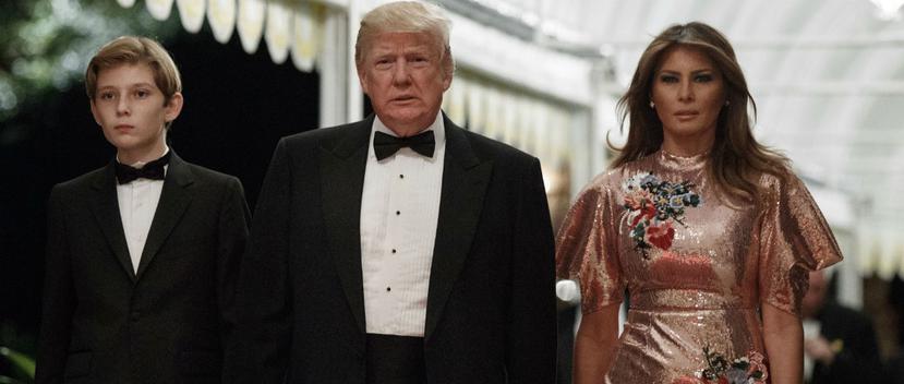 Melania Trump junto a su esposo Donald y su hijo Barron, durante la despedida de año. (Foto: AP)