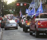 Una caravana de partidarios del presidente Donald Trump recorre el centro de Portland, Oregon.