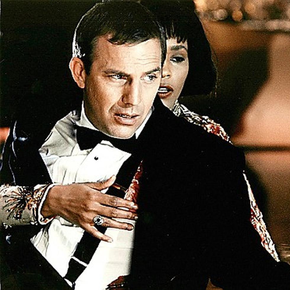 La película "The Bodyguard", fue protagonizada en 1992 por Kevin Costner y Whitney Houston.