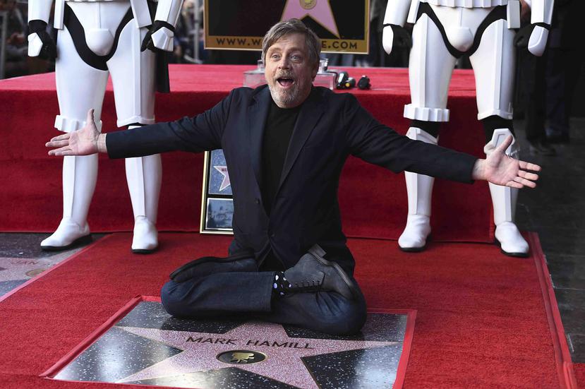 Mark Hamill posa con su estrella en el Paseo de la Fama en Hollywood. (AP)