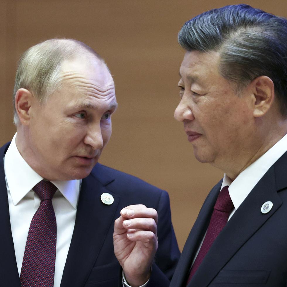 El presidente chino Xi Jinping (der.) propone un cese al fuego en el conflicto bélico en Ucrania luego que el líder ruso Vladímir Putin (izq.) ordenó una invasión.