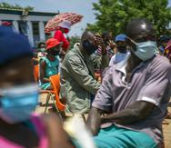 Los residentes esperan para recibir sus vacunas contra el COVID-19 en Lawley, Sudáfrica, durante una visita de funcionarios del gobierno local para el lanzamiento del programa de vacunación Vooma contra el COVID-19.